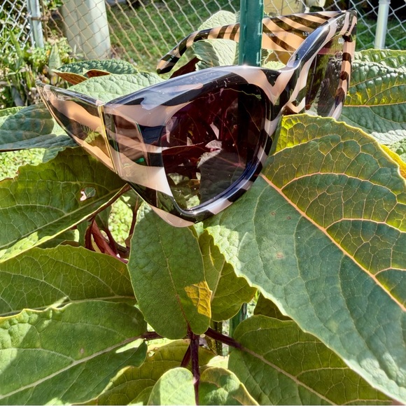 QUAY AUSTRALIA After Hours Bevel Zebra Stripe Frame Smoke Lens Sunglasses 100% U - Picture 13 of 16